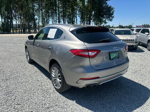 Used 2018 Maserati Levante GranLusso AWD/4WD image 2