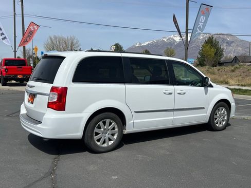 Used 2015 Chrysler Town & Country Touring image 8