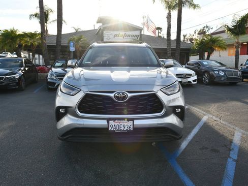 Used 2022 Toyota Highlander XLE FWD image 2