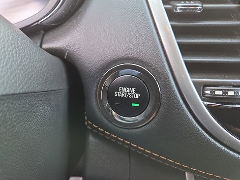 Used 2022 Chevrolet Trax LT w/ LT Convenience Package image 29