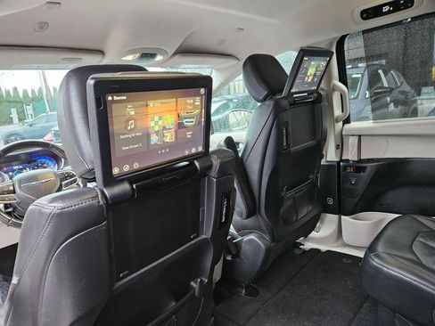 Used 2020 Chrysler Pacifica Touring-L Plus image 16