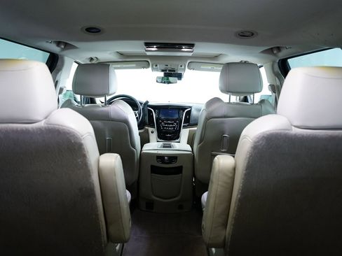 Used 2018 Cadillac Escalade Premium Luxury image 11