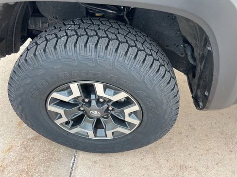 Used 2023 Toyota Tacoma TRD Off-Road w/ Technology Package AWD/4WD image 31