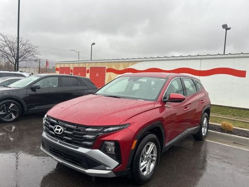 Used 2025 Hyundai Tucson SE image 1