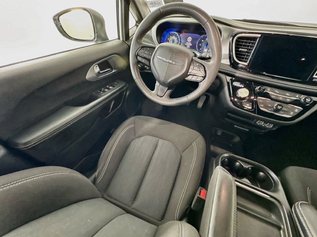 Used 2023 Chrysler Pacifica Touring FWD image 9