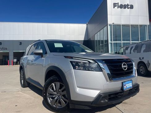 Certified 2025 Nissan Pathfinder SV FWD image 1