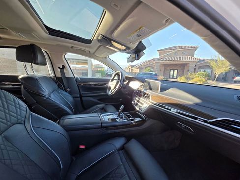 Used 2022 BMW 740i w/ Premium Package image 8