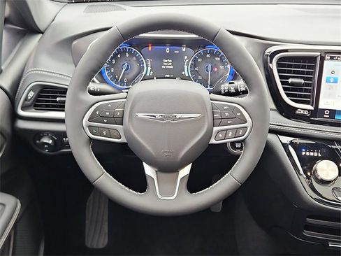 Used 2026 Chrysler Pacifica Select image 5