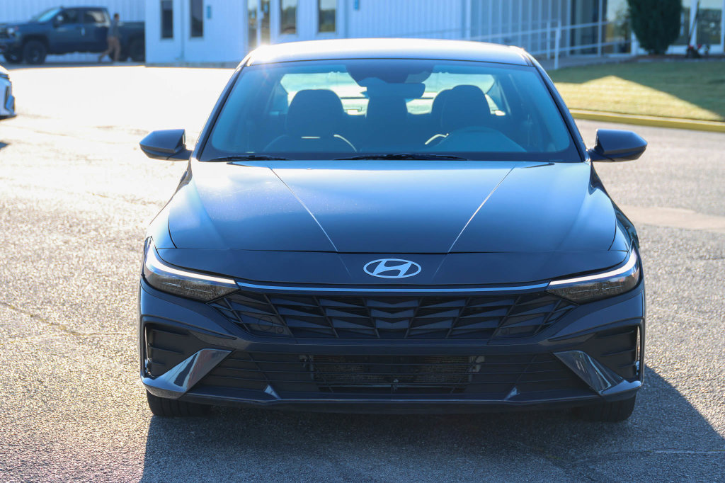 Used 2025 Hyundai Elantra Hybrid FWD image 2