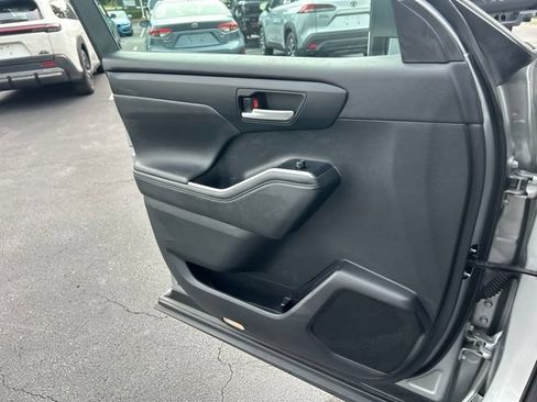 Used 2024 Toyota Highlander XLE AWD/4WD image 30