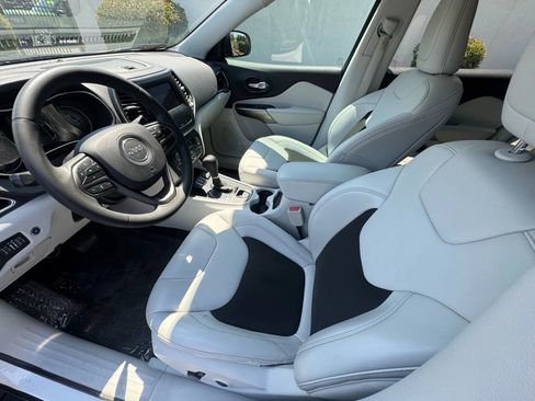 Used 2020 Jeep Cherokee Latitude Plus w/ Comfort/Convenience Group image 10