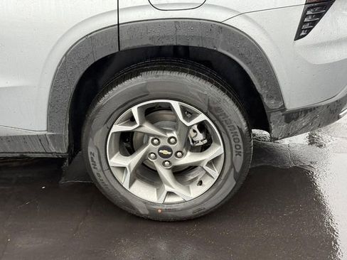 Used 2025 Chevrolet Trax LT w/ Driver Confidence Package image 4