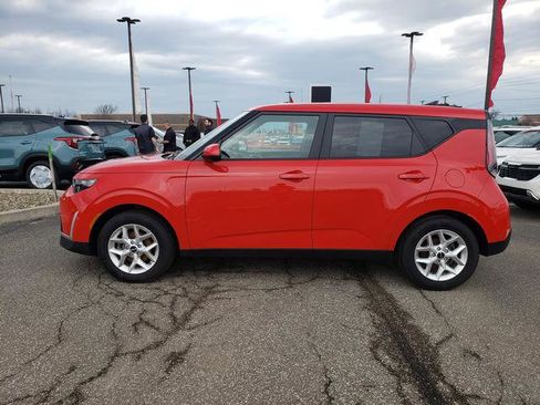 Certified 2023 Kia Soul LX w/ LX Technology Package FWD image 8