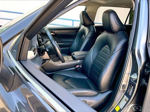 Used 2023 Toyota Highlander XLE AWD/4WD image 9