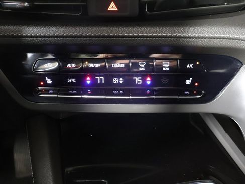 Used 2023 Buick Envision Essence image 44