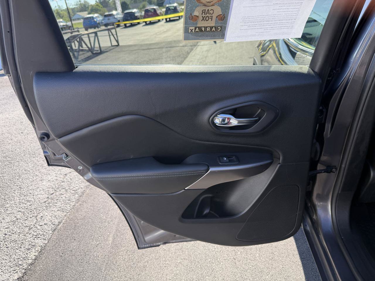 Used 2019 Jeep Cherokee Latitude Plus w/ Cold Weather Group AWD/4WD image 16