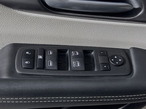 Used 2024 Chrysler Pacifica Touring-L image 17