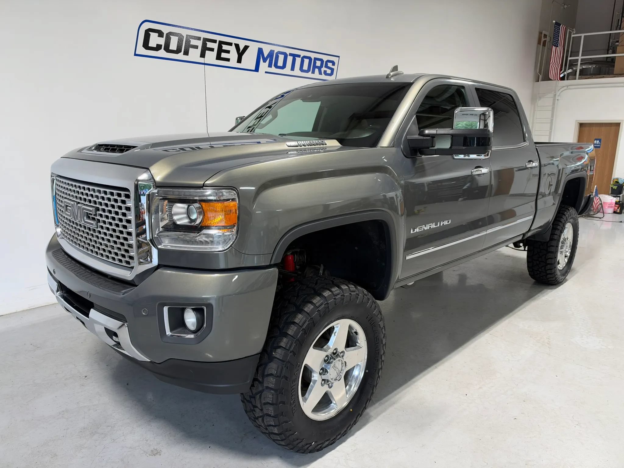 Used 2017 GMC Sierra 2500 Denali w/ Duramax Plus Package AWD/4WD image 2