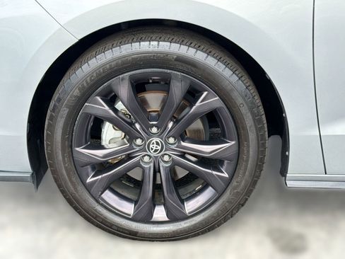Used 2022 Toyota Sienna XSE FWD image 12