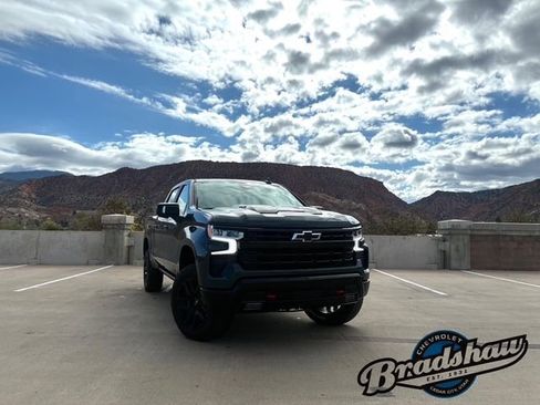Used 2025 Chevrolet Silverado 1500 LT Trail Boss w/ Convenience Package II AWD/4WD image 2