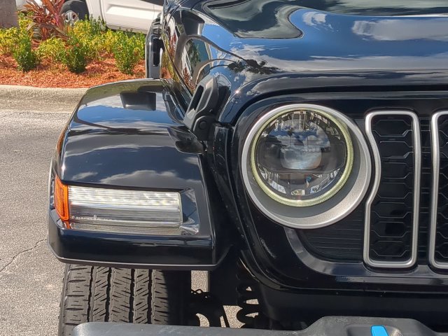 Used 2024 Jeep Wrangler Unlimited Sahara w/ Technology Group AWD/4WD image 10