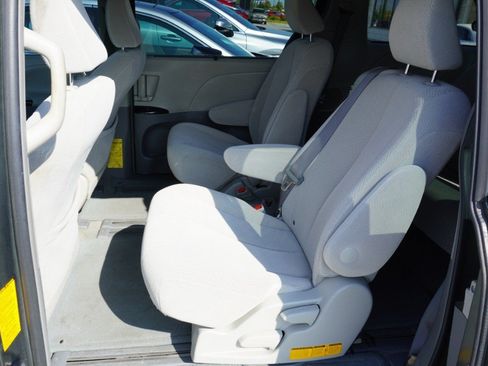 Used 2011 Toyota Sienna LE FWD image 11
