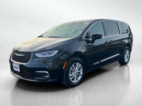New 2026 Chrysler Pacifica Select image 2