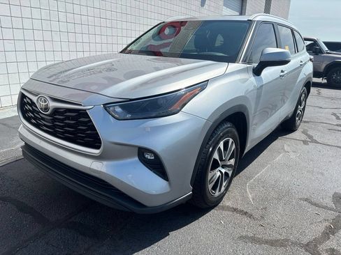 Used 2024 Toyota Highlander XLE FWD image 1