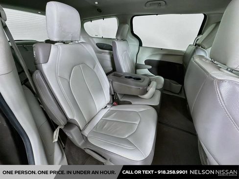 Used 2017 Chrysler Pacifica Touring-L FWD image 27
