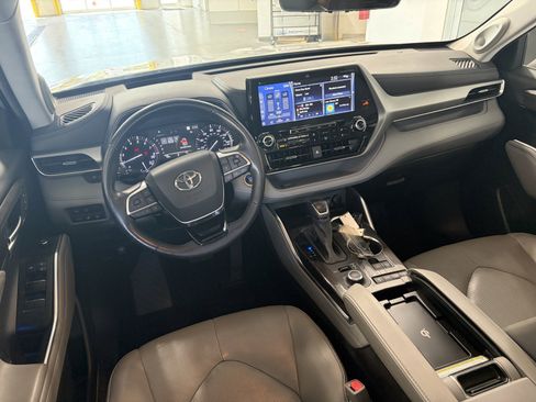 Used 2021 Toyota Highlander Platinum AWD/4WD image 10