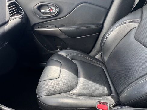 Used 2019 Jeep Cherokee Limited image 25