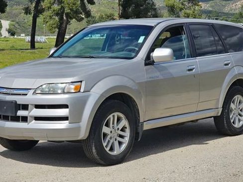 Used 2004 Isuzu Axiom S image 2