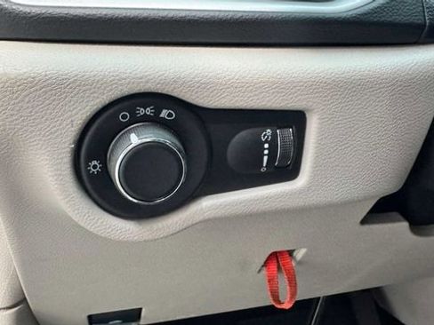 Used 2022 Chrysler Voyager LX FWD image 23