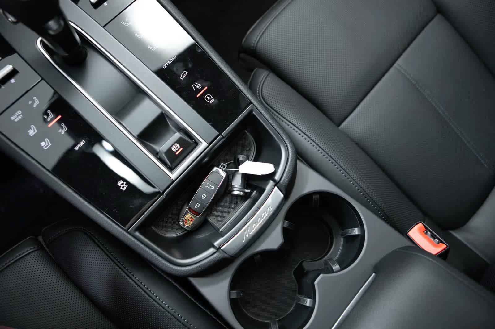Certified 2026 Porsche Macan AWD/4WD image 34