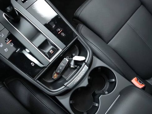 Certified 2026 Porsche Macan AWD/4WD image 34