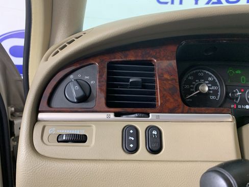 Used 2009 Lincoln Town Car Signature L image 17