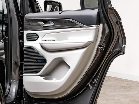 Used 2022 Jeep Grand Cherokee Overland w/ Luxury Tech Group IV image 44