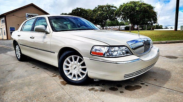 Used 2006 Lincoln Town Car Signature RWD image 2