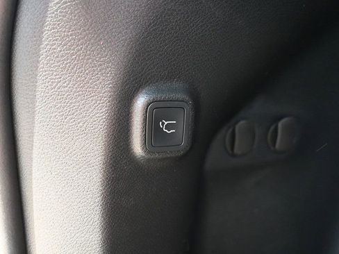 Used 2019 Jeep Cherokee Limited FWD image 18