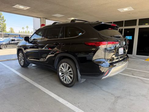 Used 2023 Toyota Highlander Platinum image 3