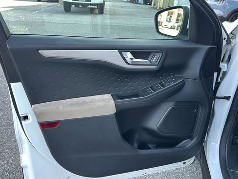 Used 2020 Ford Escape SE image 14