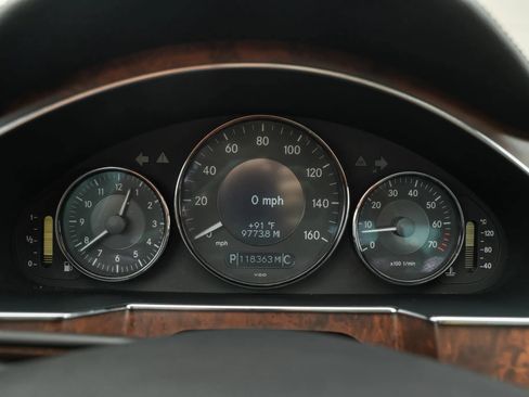 Used 2006 Mercedes-Benz CLS 500 w/ Entertainment Pkg image 19