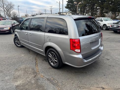 Used 2017 Dodge Grand Caravan SXT image 5