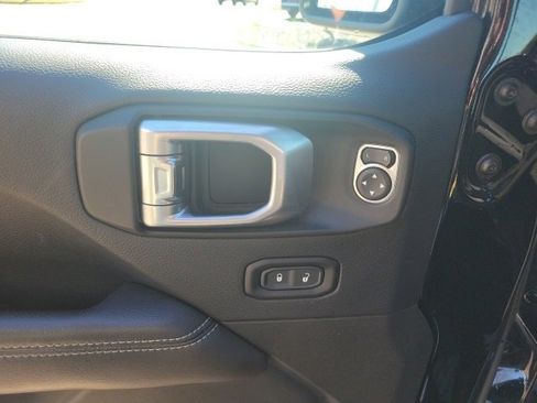 Used 2018 Jeep Wrangler Unlimited Sahara image 36