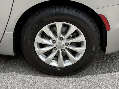 Used 2018 Chrysler Pacifica Touring-L FWD image 11