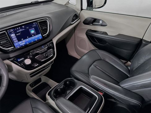 Used 2024 Chrysler Pacifica Touring-L FWD image 24