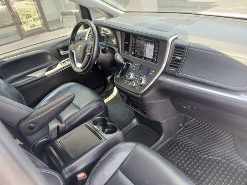 Used 2019 Toyota Sienna SE FWD image 26