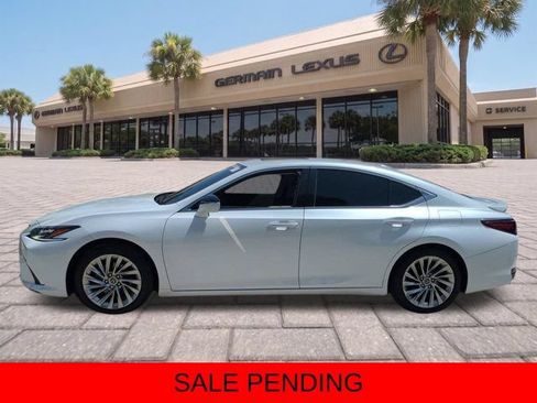 Certified 2022 Lexus ES 300h Ultra Luxury w/ Accessory Package 2 FWD image 7