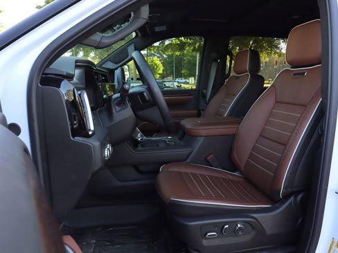 Used 2026 GMC Sierra 3500 Denali Ultimate w/ LPO, Black Badging Package image 10