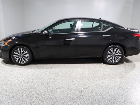 Used 2024 Nissan Altima 2.5 SV FWD image 10